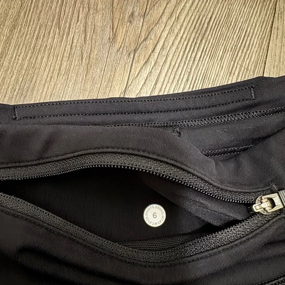 Lululemon Speed Up 4” Mid Rise Short in black - Picture 3 of 3